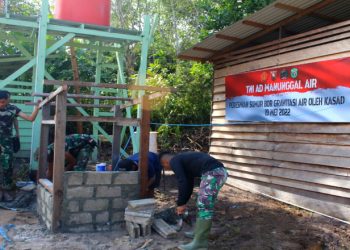 Perhatikan Faktor Savety, Satgas TMMD ke-113 Pagari Sumur Bor dengan Kayu Ulin dan Batako