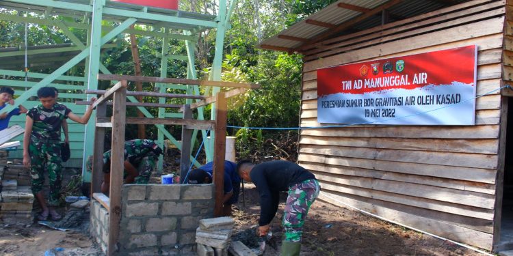 Perhatikan Faktor Savety, Satgas TMMD ke-113 Pagari Sumur Bor dengan Kayu Ulin dan Batako