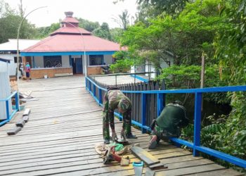 Satgas TMMD Kodim 0912 Kubar Laksanakan Pengecatan Pagar Masjid Al-Ikhlas