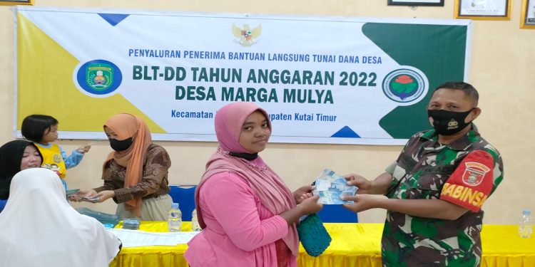 Pastikan Tepat Sasaran, Babinsa Desa Marga Mulya Kawal Pendistribusian BLT-DD untuk 101 Warga