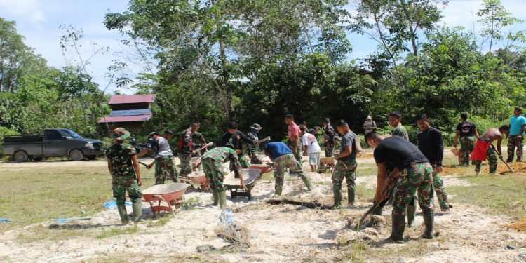 Persiapan Penutupan TMMD 113 Kodim Kubar, Satgas dan Warga Bersihkan Lapangan