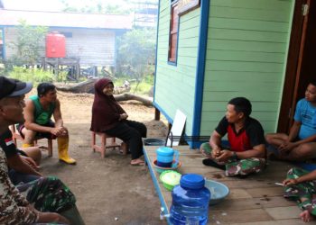 Manfaatkan Waktu Istirahat, Satgas TMMD 113 Kubar Bersama Warga Berdiskusi dan Berbagi Pengalaman