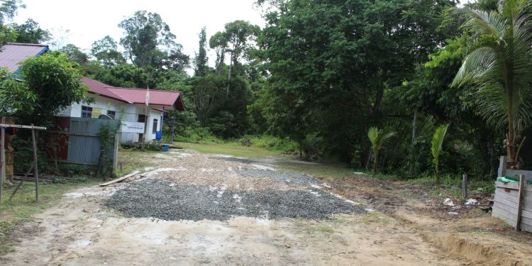 Satgas TMMD ke-113 Lakukan Perbaikan Jalan Menuju Kantor Petinggi Kampung