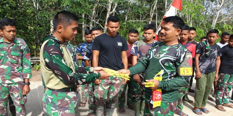 Tim Keslap Bagikan Vitamin Kepada Anggota Satgas TMMD dan Masyarakat