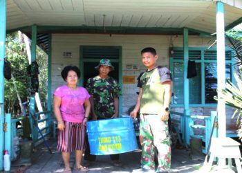 Satgas TMMD ke-113 Distribusikan Belasan Bak Sampah di Kampung Kelian