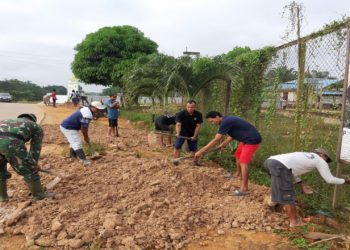 Bersama Ratusan Warga, Babinsa Koramil 0909-06/Bengalon Laksanakan Penimbunan dan Pembersihan Lapangan Voli