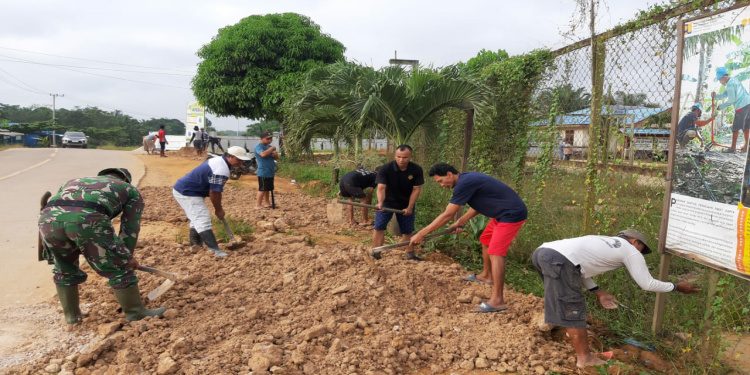 Bersama Ratusan Warga, Babinsa Koramil 0909-06/Bengalon Laksanakan Penimbunan dan Pembersihan Lapangan Voli