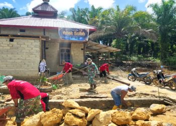 Babinsa Koramil 0909-06/Bengalon Gandeng Ormas dan Warga Lakukan Renovasi Musholla Anak Sholeh