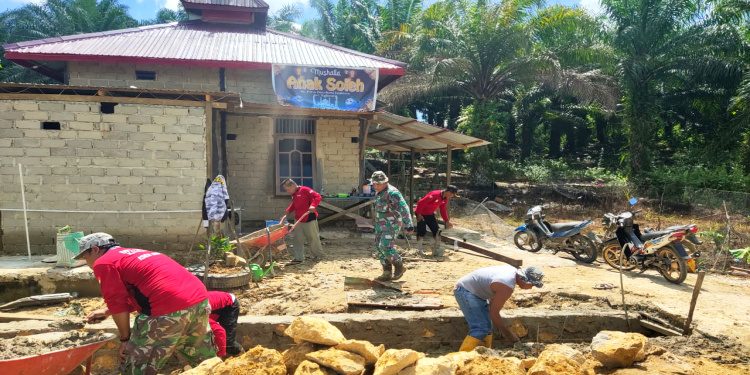 Babinsa Koramil 0909-06/Bengalon Gandeng Ormas dan Warga Lakukan Renovasi Musholla Anak Sholeh
