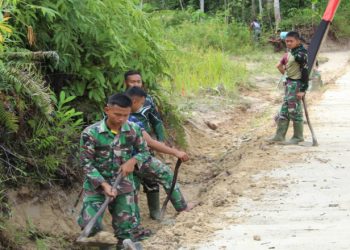Jelang Penutupan TMMD ke-113, Satgas TMMD dan Warga Melakukan Pembersihan Pinggiran Jalan
