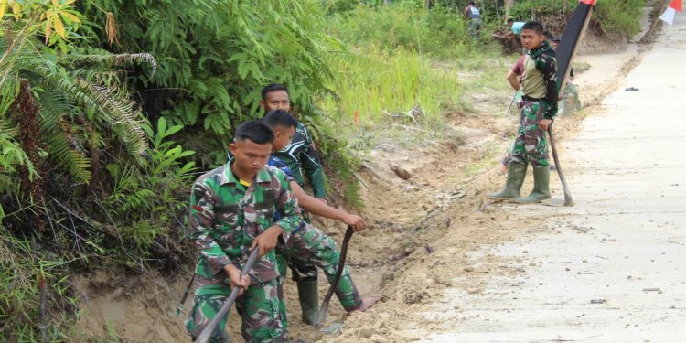 Jelang Penutupan TMMD ke-113, Satgas TMMD dan Warga Melakukan Pembersihan Pinggiran Jalan