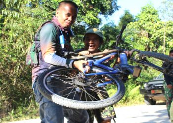 Bentuk Kepedulian, Satgas TMMD Bantu Perbaiki Sepeda Seorang Kakek