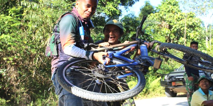 Bentuk Kepedulian, Satgas TMMD Bantu Perbaiki Sepeda Seorang Kakek