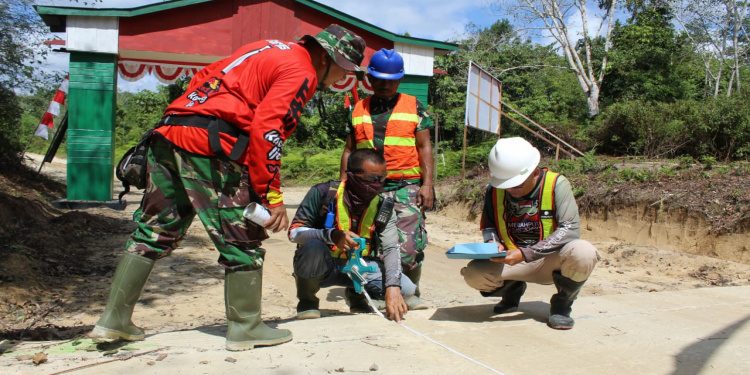 Tim Teknis DPU-PR Pastikan Semenisasi Jalan Program TMMD ke-113 Aman