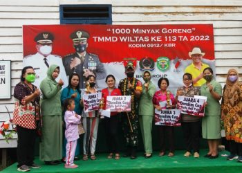 Usai Menutup TMMD ke-113, Letkol Yudhi Bagikan Hadiah Lomba Dandim Cup