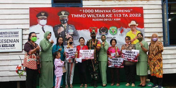 Usai Menutup TMMD ke-113, Letkol Yudhi Bagikan Hadiah Lomba Dandim Cup