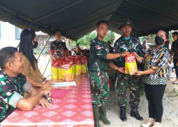 Penutupan TMMD, Satgas Bagikan Ribuan Minyak Goreng Kemasan untuk Warga