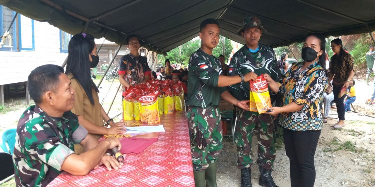 Penutupan TMMD, Satgas Bagikan Ribuan Minyak Goreng Kemasan untuk Warga