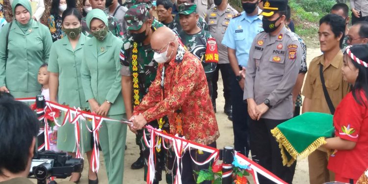 Bupati FX Yapan Meresmikan Semenisasi Jalan Program TMMD ke-113 Kampung Kelian