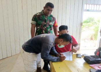 92 Warga Desa Kernyanyan Terima Bantuan BLT-DD Babinsa Koramil 0909-03/Muara Wahau Lakukan Pengawalan