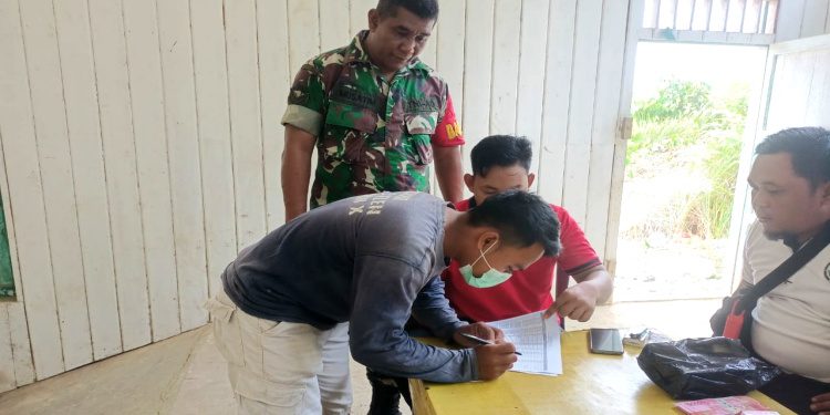 92 Warga Desa Kernyanyan Terima Bantuan BLT-DD Babinsa Koramil 0909-03/Muara Wahau Lakukan Pengawalan