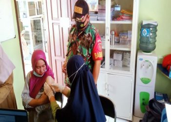 Babinsa Koramil 0909-03/Muara Wahau Laksanakan Pendampingan Vaksinasi Warga