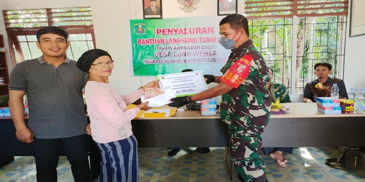 Babinsa Koramil 0909-03/Muara Wahau Terus Bergerak Kawal Penyaluran BLT-DD