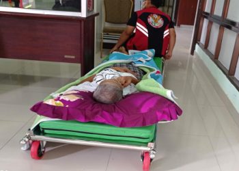 Relawan Kesulitan Brankar di Irja RSUD AWS