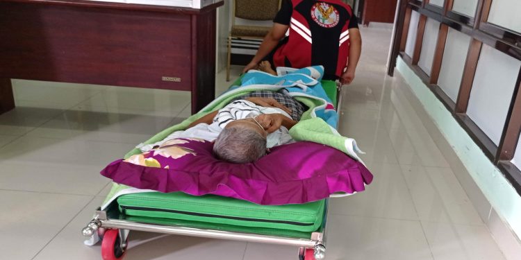 Relawan Kesulitan Brankar di Irja RSUD AWS