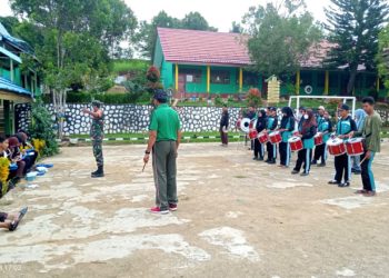 Babinsa Koramil 0909-06/Bengalon Berikan Pelatihan Drum Band Bagi Pelajar