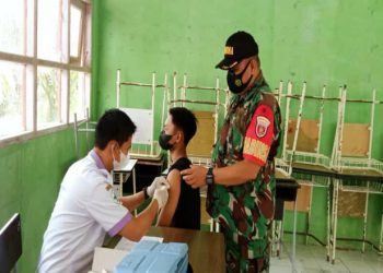 Babinsa Koramil 0909-03/Muara Wahau Dampingi Pelaksanaan Vaksinasi Pelajar dan Masyarakat