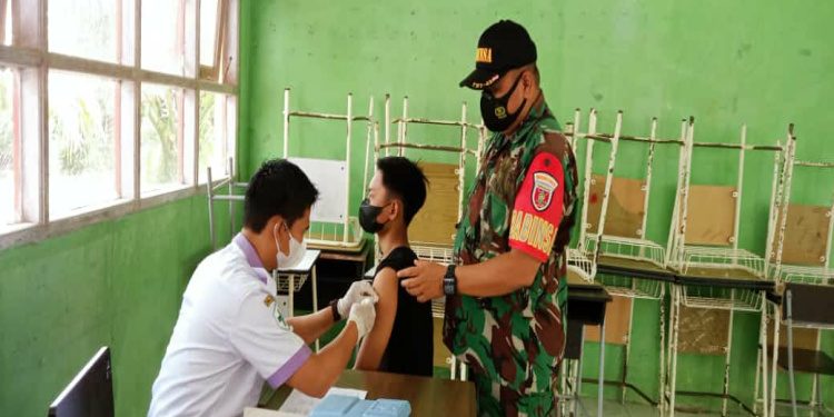 Babinsa Koramil 0909-03/Muara Wahau Dampingi Pelaksanaan Vaksinasi Pelajar dan Masyarakat