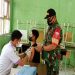Babinsa Koramil 0909-03/Muara Wahau Dampingi Pelaksanaan Vaksinasi Pelajar dan Masyarakat