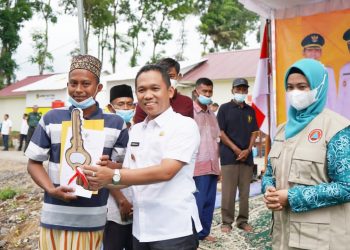 Ratusan Penyintas Erupsi Semeru Menerima Kunci Rumah Dari Bupati Lumajang