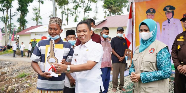 Ratusan Penyintas Erupsi Semeru Menerima Kunci Rumah Dari Bupati Lumajang