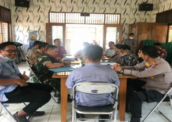 Babinsa Koramil 0909-03/Muara Wahau Ikuti Rapat Pembentukan Sub Panitia Pilkades Serentak