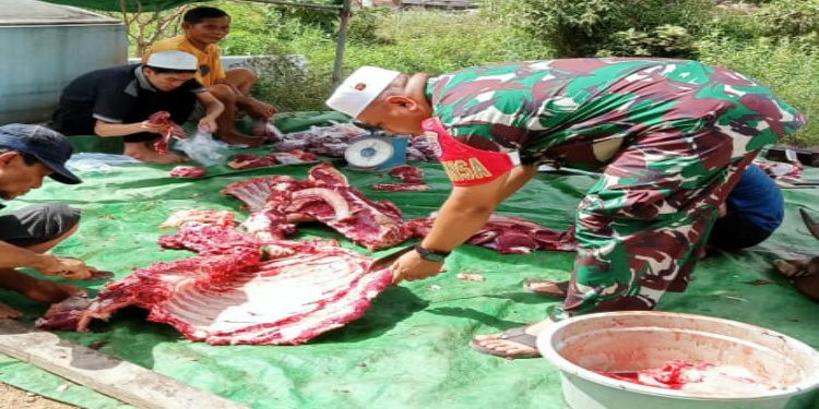 Tak Hanya Amankan Jalannya Ibadah Idul Adha, Babinsa Koramil 0909-03/Muara Wahau Juga Lakukan Hal Ini