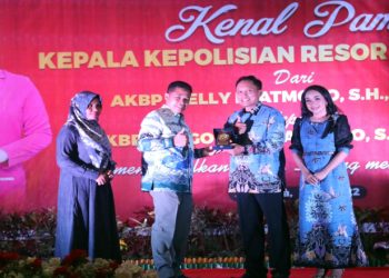 Beri Cinderamata, Joni Apresiasi Kinerja Kapolres