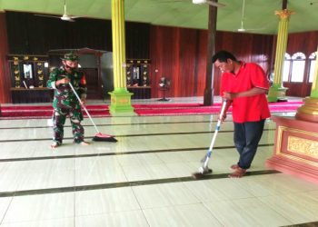 Meriahkan HUT ke-64 Kodam VI Mulawarman dengan Karya Bakti, Babinsa Koramil 0909-06/Bengalon Bersihkan Masjid