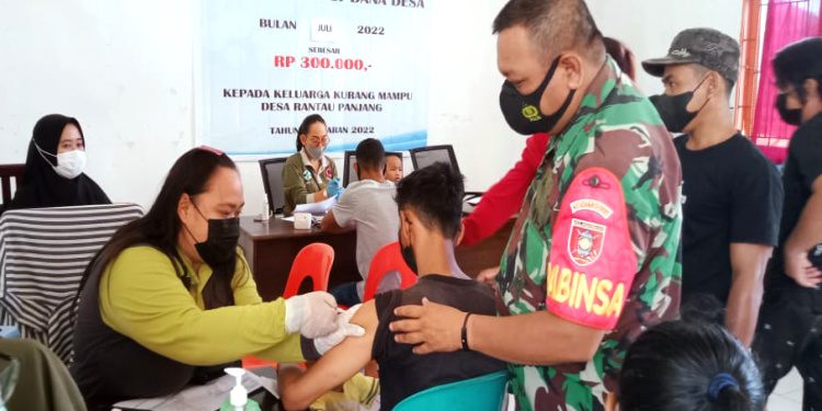 Babinsa Koramil 0909-03/Muara Wahau Dampingi Pelaksanaan Vaksinasi Masyarakat, Ini Tujuannya