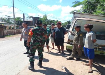 Bersama Personel, Danramil 0909-06/Bengalon Laksanakan Penertiban Kendaraan di SPBU