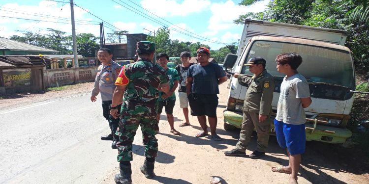 Bersama Personel, Danramil 0909-06/Bengalon Laksanakan Penertiban Kendaraan di SPBU