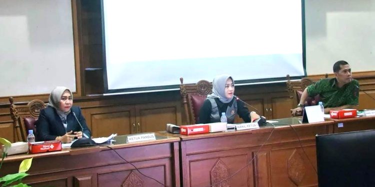 Asti Pimpin Publik Hearing Bersama Organisasi Perempuan