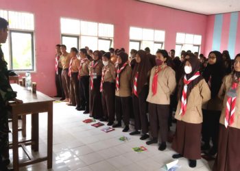 Latih Kedisiplinan Gerenasi Milenial, Babinsa Koramil Bengalon Lakukan Hal Ini