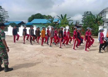 Babinsa Koramil 0909-03/Muara Wahau Latih Calon Paskibraka, Kapten Asep: Cetak Kader Berkualitas