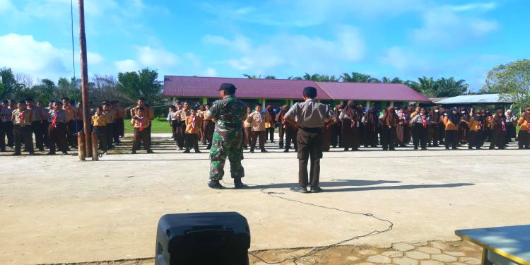 Babinsa Koramil Bengalon Beri Pelatihan PBB dan Wasbang Siswa SMP 002