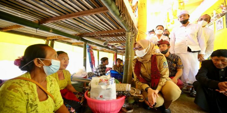 Umat Hindu di Banyuwangi Gelar Upacara Ngaben Massal