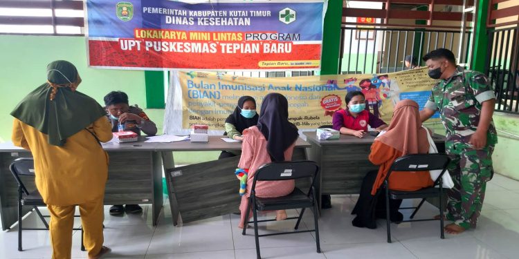 Babinsa Koramil 0909-06/Bengalon Laksanakan Pendampingan Vaksinasi