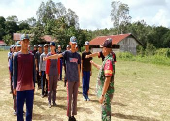 Tingkatkan Kemampuan, Babinsa Koramil 0909-03/Muara Wahau Latih Calon Paskibraka