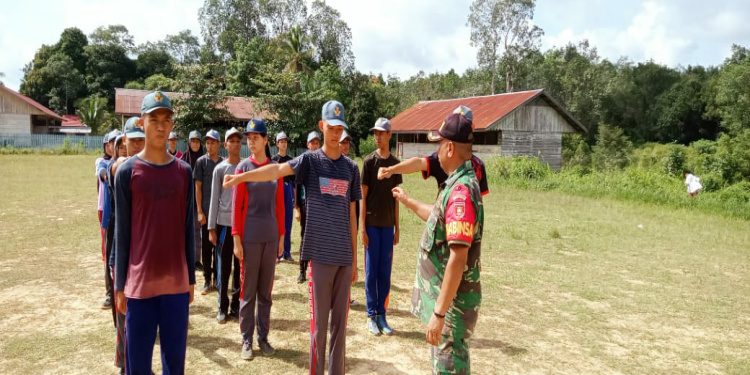 Tingkatkan Kemampuan, Babinsa Koramil 0909-03/Muara Wahau Latih Calon Paskibraka